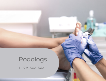 Profesionāls podologs veic pēdu ārstēšanu pacientam, nodrošinot individuālu un rūpīgu aprūpi.
