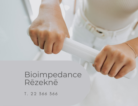 Sieviete veic bioimpedances ķermeņa sastāva analīzi uz bioimpedances svariem Rēzeknē