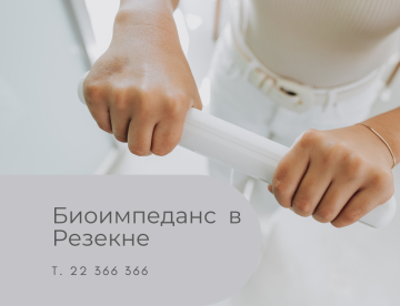 Биоимпедансный анализ состава тела — женщина проходит измерение на диагностических весах у специалиста по питанию.