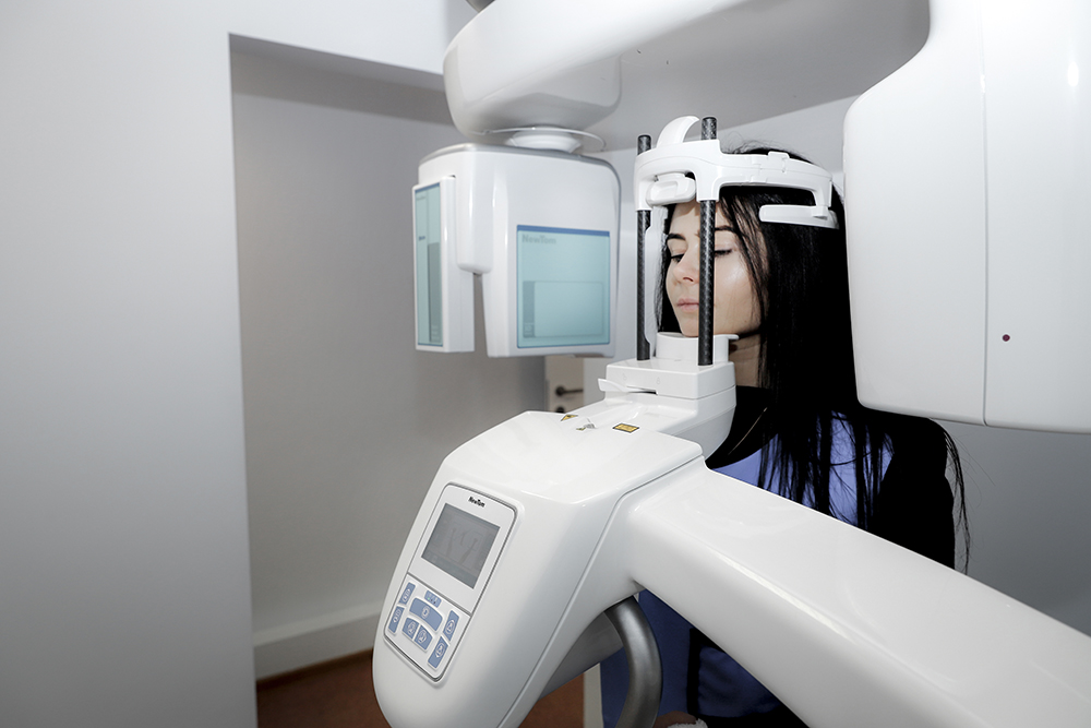Пациентке выполняют 3D рентген зубов в Медицинском центре 36,6 в Резекне