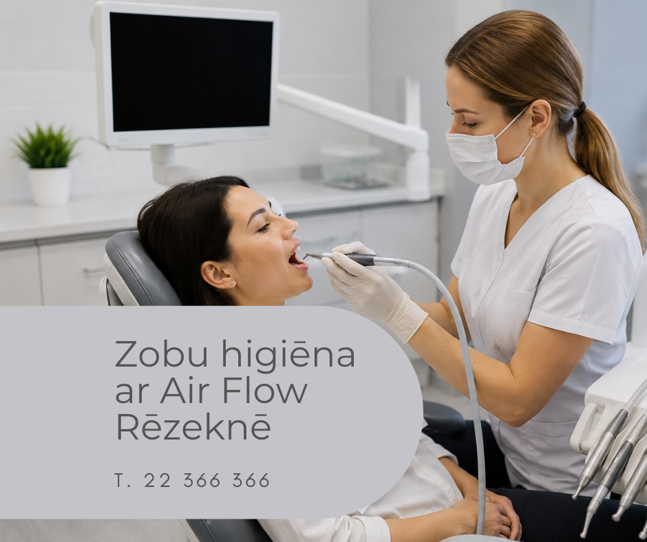 Zobu higiēna ar Air Flow Rēzeknē – zobu higiēniste veic profesionālu zobu tīrīšanu pacientei modernā zobārstniecības kabinetā Medicīnas centrā 36,6.
